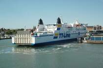 Robin Hood, ein RoRo-F�hrschiff verkehrt auf der Route Travem�nde-Trelleborg. Es wurde im Oktober 1995 in Dienst gestellt. Am 01.06.2011 verl�sst es den Hafen von Trelleborg. L�nge: 179.59m, Breite: 27.5m, Tiefgang: 6.0m.