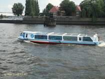 TRAUTE ABICHT (ENI 05100410) am 11.6.2011, Elbe vor Steinwerder, Hamburg /
Br�ckeng�ngige Rundfahrtbarkasse / Rainer Abicht Elbreederei, Hamburg /  L�a 18,10 m, B 4,20 m, Tg 1,42 m 150 PS / 93 Pass. / 1963 bei Garbers in Hamburg / 2003 Komplettumbau /
