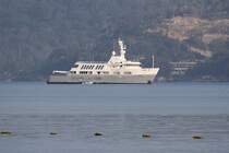 Die 56m Yacht  LADY D  (ex LADY J, ex SALEM, ex TORTUGA, ex QUEST), Baujahr 1976, Heimathafen Raffels Marina-Singapore am 07.Jänner 2012 in der Patong Bay. 

