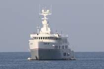 Die 56m Yacht  LADY D  (ex LADY J, ex SALEM, ex TORTUGA, ex QUEST), Baujahr 1976, Heimathafen Raffels Marina-Singapore am 07.Jänner 2012 in der Patong Bay. 
