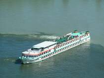 MS Switzerland beim Wendeman�ver in der Inn-Ilz-Donaum�ndung; 070616