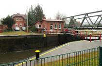 Schleuse Witzeeze im Elbe L�beck Kanal, das gerade herabgeschleuste GMS ist bereits aus der Schleuse in Richtung Lauenburg weitergefahren und der Schleusenmeister schlie�t gerade die Schwenktore... Aufgenommen:  22.12.2011