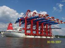 Kurz vor dem Hamburger Hafen auf dr Elbe. Die  ZHEN HUA 20  aus China tranportiert 5 super Containerbr�cken.  Sie sind f�r EUROGATE im Hamburger Hafen bestimmt. Sie k�nnen auch die gr��ten Containerschiffe abfertigen. 