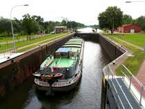Schleuse Neu Lankau  DONNERSCHLEUSE  im ELK, ist die 3. Schleuse von Lauenburg kommend. Das GMS BM 5523 aus Polen ist gerade von Behlendorf / L�beck kommend zur Aufschleusung eingefahren. Aufgenommen: 12.7.2011, 14:00 Uhr.