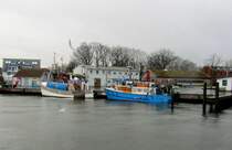 Hafen Niendorf an der Ostsee,Zwei Fischkutter liegen im Hafen.
Aufgenommen: 13.12.2011