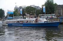 MS  Jan van Riebreck  verl��t zur Grachtenrundfahrt am 10.06.2007 die Anlegestelle am Bahnhof Amsterdam Centraal.