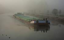 Morgennebel �ber den ELBE L�beck Kanal,das GMS ANDREA aus Prag ENI 08451026 ,kann nur mit Hilfe der beiden Matrosen am Bug den ELK bei'm Berkenthiner Kirchsteig durchfahren.
Aufgenommen 13.11.2011 um 9:49 Uhr.