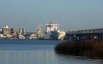 Am L�becker Schlutupkai hat die  HELENA  festgemacht und nimmt nach dem L�schen der Zeitungspapierrollen altpapier mit nach Schweden zum wiederverwenden als Zeitungspapier. Das Schiff kommt im Linienverkehr w�chentlich... Aufgenommen: 28.11.2011