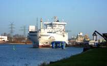 L�beck Schlutupkai liegt die  HELENA  IMO 8903155 aus Schweden und l�scht Zeitungspapierrollen... Aufgenommen: 28.11.2011