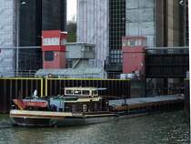 Binnenfrachtschiff LUCKAU (04030540), Tangerm�nde bei Einlaufen in das Schiffshebewerk Scharnebeck; 13.01.2012