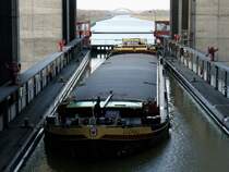 Jetzt hat der Trog mit der LUCKAU, Tangerm�nde (04030540) fast die H�he erreicht, auf der eine Stra�e quer durch das Schiffshebewerk verl�uft und von wo aus man als Zuschauer den Hebevorgang gut verfolgen kann; Scharnebeck, 13.01.2012