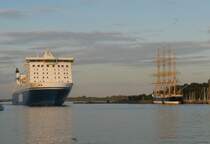 L�beck-Travem�nde, die F�hre FINNMAID IMO 9319466 kommt am Abend nach Travem�nde.
Am rechten Bildrand sieht man die stillgelegte PASSAT der LAIZ-Reederei liegen.
Zwei Zeitzeugen (Frachtschiffe) begegnen sich, die �ber 100 Jahre alte Passat und die 2006 gebaut und in Dienst gestellte Finnmaid der Finnlines-Reederei...
Aufgenommen 31.08.2009



