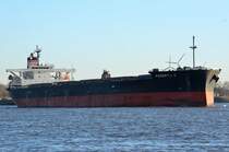 Die Federico II IMO-Nummer:9401817 Flagge:Panama L�nge:235.0m Breite:43.0m Baujahr:2009 Bauwerft:Oshima Shipbuilding,Oshima Japan auslaufend aus Hamburg vor Teufelsbr�ck am 14.01.12