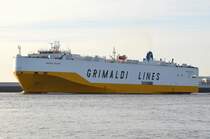 Der Grimaldi Autotransporter Grande Colonia IMO-Nummer:9318527 Flagge:Italien L�nge:176.0m Breite:32.0m Baujahr:2007 Bauwerft:Uljanik Shipyard,Pula Kroatien aufgenommen vor Hamburg Teufelsbr�ck am 14.01.12