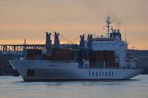 Die Spring Deli IMO-Nummer:8220424 Flagge:Niederl�ndische Antillen L�nge:152.0m Breite:24.0m Baujahr:1984 Bauwerft:Hanjin Heavy Industries,Pusan S�dkorea am Abend des 14.01.12 nach Hamburg einlaufend vor Teufelsbr�ck.