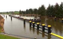 ELK Schleuse B�ssau, der Schubverband 2434 ENI 05603720, mit 3 Leichtern hat eine L�nge von 114 mtr. und passt nicht in die 80.5 mtr. lange Schleusenkammer...
Aufgenommen: 17.01.2012 um 12:25 Uhr.