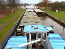 ELK Schleuse B�ssau, der Schubverband 2434 ENI 05607320, passt auch so nicht komplett in die 80.5 mtr. Schleusenkammer. Die beiden Leichter werden abgekoppelt und der Schuber setzt zur�ck, um dann an der Steuerbordseite der Schleuse einzufahren... Aufgenommen: 17.01.2012.