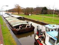 ELK Schleuse B�ssau, der Schubverband 2434 ENI 05607320, hat seine 3 Leichter in der Schleusepositioniert und hat viel M�he in die Schleuse zu kommen...
Aufgenommen: 17.01.2012