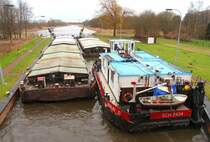 ELK Schleuse B�ssau, der Schubverband 2434 ENI 05607320, quetscht sich in die Schleuse hinein. Mein Respekt gilt dem Schiffsf�hrer, der dieses Man�ver schon das 7. Mal im Elbe L�beck Kanal von Lauenburg kommend durchf�hren mu�te..,
Aufgenommen: 17.01.2012