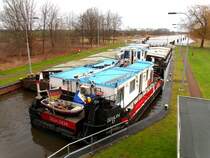 ELK Schleuse B�ssau, mit dem Schubverband 2434 ENI 05607320, liegt zum abschleusen jetzt komplett in der Schleuse. So voll habe ich die Schleuse noch nie erlebt! Aufgenommen: 17.01.2012