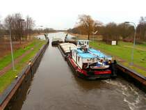 ELK Schleuse B�ssau, der Schubverband ENI 05607320, hat eine Leinenverbindung hergestellt und die beiden schwimmenden Leichter werden wieder f�r die Weiterreise richtig mit Drahtseilen befestigt. Aufgenommen: 17.01.2012