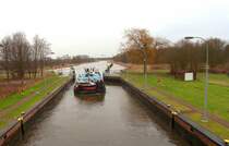 ELK Schleuse B�ssau, der Schubverband 2434 ENI 05607320, hat alles wieder miteinander verbunden und verl��t die B�ssauer Schleuse mit Kurs L�beck... 
Aufgenommen: 17.01.2012 35 Minuten hat die Schleusung gedauert. Der Schiffsf�hrer ist froh die letzte von 7 Schleusen erfolgreich passiert zu haben.
