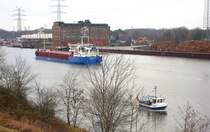 Die norwegische WINDSTAR IMO 9034494 l�uft zum Lehmannkai 1 um den geladenen Split zu l�schen. Vorn rechts sieht man das Gothmunder Fischerboot GOT8 mit Kurs Ostsee. Aufgenommen 17.1.2012