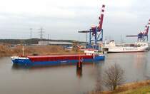 MS WINDSTAR IMO9034494, kommt auf der Trave von der Ostsee und f�hrt zum Lehmannkai 1 um seine Ladung Split aus Norwegen zu l�schen... Aufgenommen: 17.1.12