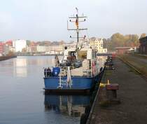 L�beck Wallhafen, das K�stenwache-Boot Rhoen 2 MMSI 211179240, liegt im Wallhafen und befindet sich auf Revierfahrt durch L�becker H�fen... Aufgenommen:29.10.2012