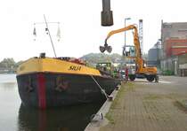 ELK, Hafen M�lln, das tschech. GMS SILJA ENI 8451015, liegt am Getreidesilo in M�lln. Der geladene Raps wird gleich auf LKW verladen... Aufgenommen: 17.10.2011