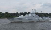 Tarnkappenschiff besucht Hamburg.
Bei dem 72 Meter langen Schiff handelt es sich um die schwedische Super-Korvette „H�rn�sand“. Auf offener See ist sie fast unsichtbar.
Das Tarnkappenschiff der Visby-Klasse bietet fast keine
 Angriffsfl�chen f�r Radar. Kanonenrohre, Raketensch�chte, Torpedowerfer sind im Rumpf versteckt. Angetrieben wird die Fregatte mit einem leisen Wasserjet-Antrieb (�ber 70 km/h).  
F�r dieses Schiff konnte ich keine andere Kategorie finden.