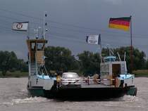 Die F�hre  Gl�ck-Auf  legt am F�hranleger  Walsum  ab. Das Wetter war richtig st�rmisch und am Himmel ziehen weitere schwarze Wolken auf. Seit kurzem ist auch der F�hrerstand der F�hre in beige gestrichen. Das Foto stammt vom 26.06.2007