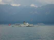 Dampfschiff  Rhone  pfl�gt am 10.6.2007 bei Gewitterstimmung bei St. Saphorin durch die Wellen des Lac L�man