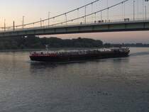 Tankschiff Vopak. Pascal an einem Sommerabend im August 2005 bei K�ln.