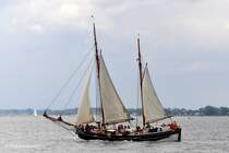 See-Ewer (Plattbodenschiff)  Amazone  am 23.06.2011 auf der Kieler Frde (Kieler Woche).L: 33,5m / B: 5,36m / Tg: 1,40-3,50m / Segelflche: 355 m2 / Maschine 182 PS / Bj: 1909 / Liegeplatz Wischhafen / Oevelgnne / Flagge Deutschland