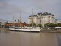 Die  Fregata Presidente Sarmiento  im Hafen von Buenos Aires 10.4.2012