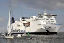 MS  Scane  das grte kombinierte Eisenbahn und RORO Fhrschiff der Welt am 13.08.2011 (Hanse Sail) einlaufend Warnemnde.
L: 199m / B: 29,6m / Tg: 7m / 42 705 BRZ / 600 Passagiere / 400 PKW / 4 MAN Diesel / Maschinenleistung 28 960 kw / 21 kn / Linie Trelleborg - Rostock seit 1998 / IMO 9133915 / Flagge Schweden