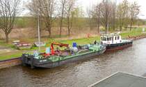 Das WSA-Behrdenboot GRIENAU geht mit dem Arbeitsponton DP 4038 ENI 05040830 durch die Bssauer ELK-Schleuse mit Kurs Krummesser Schleuse...
Aufgenommen: 18.4.2012