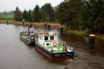 WSA Lauenburg Behrdenschiff GRIENAU mit Ponton DP 4083 unterwegs im ELK...
Aufgenommen: 18.4.2012