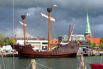 Die Lbecker KRAWEEL LISA von LBECK, ein Nachbau von arbeislosen Jugendlichen nach alter Machart in 5 Jahren erbaut. Stapelhub war am 27.3.2004, Rufzeichen:
DKVI, MMSI 211136000, liegt hier an der Pier des Fischereihafen in Travemnde...
Aufgenommen: 15.5.2011