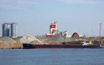 MS POLARIS IMO 8223062,Lnge:88,00m und 11,00m Breite, Rufzeichen: XUCV6, kommt aus Kaliningrad (RUS) mit einer Ladung Roheisen und legt hier am Lbecker Lehmannkai 3 in Herrenwyk gerade an... Aufgenommen: 20.4.2012