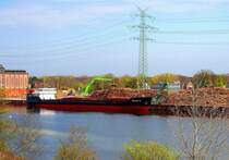 MS VOLGO BALT 136 IMO 8851390, hat Rundholz aus Kaliningrad mitgebracht, dass zur Zeit abgeladen wird. Liegeplatz CTL-Terminal in Lbeck-Siems... Aufgenommen: 20.04.2012