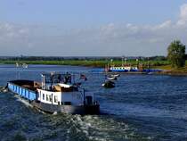 CORDI-JAN(02312829; L=63; B=7; 754t; Baujahr 1949) quert das Fahrwasser der
Gierseilfhre CHRISTOFFEL-II(2318014; 2x199PS; Bj.1963;)bei Huissen-Loo;110905