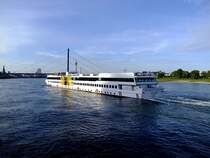 DE ZONNEBLOEM(ENI_02327391; L=115; B=11,5; Baujahr 2005) ist bei Dsseldorf Rheinaufwrts unterwegs, 110906