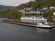 GMS RITRABO (ENI 02325385) auf der Mosel zu Tal in Cochem, im Hintergrund KFGS HORIZON, Rotterdam (ENI 02316938); 14.04.2012
