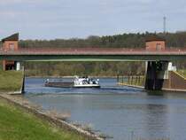 GMS ODIN, (04003900) ex EIFELSTOLZ, Baujahr 1964 verlsst am Hochwasser-Schutztor Artlenburg den ESK und luft weiter auf der Elbe mit Kurs Hamburg; 08.04.2012 
