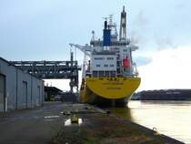 MS Happy Diamond IMO 9551947, den ganzen Tag ber wurden die Ladelucken des Schiffes demontiert und mit dem Bordkran an der Pier im Stapel abgelegt...Das Schiff ist schon sichtbar etwas hher aus dem Wasser gekommen.
Aufgenommen: 24.04.2012 um 17:00 Uhr...
