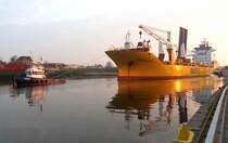 BigLift HAPPY DIAMOND, IMO 9551947 wird vorn vom Schlepper HANS sowie achtern vom Schlepper AXEL untersttzt, um durch die Lbecker Eric-Warburg-Brcke vom Konstinhafen zum LMG-Kai im Burgtorhafen zu gelangen... Aufgenommen:25.4.2012 6:26