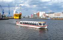 MS HERTHA QUANDT, fhrt mit seinen Gsten durch den Lbecker Burgtorhafen und erklrt den  Landratten  um was es sich bei dem groen Bulkcarrier handelt.
Der nimmt 3 groe Kockereimaschinen an Bord und bringt die in die U.S.A.
Aufgenommen: 27.4.2012