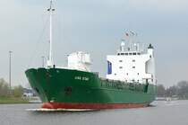 Der Ro-Ro Frachter Link Star IMO-Nummer:8805602 Flagge:Finnland Lnge:107.0m Breite:17.0m Baujahr:1989 Bauwerft:Sietas,Hamburg Deutschland aufgenommen am 22.04.12 auf dem Nord-Ostsee-Kanal an der Eisenbahnhochbrcke Rendsburg.